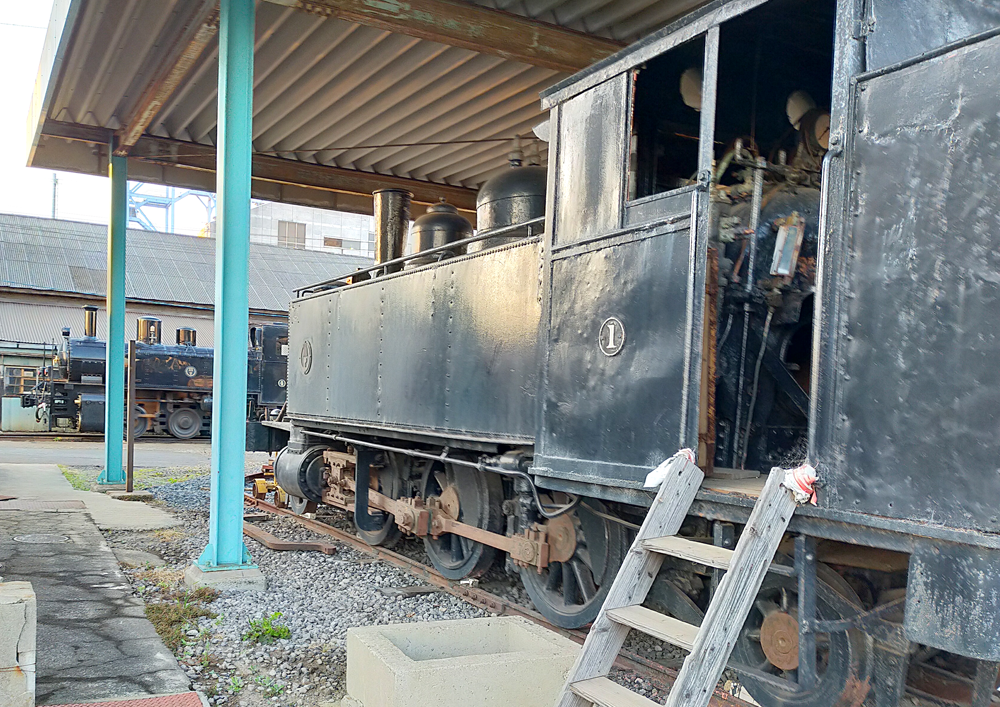千葉県　市原市　小湊鉄道の駅 奥にトロッコ列車があります。
